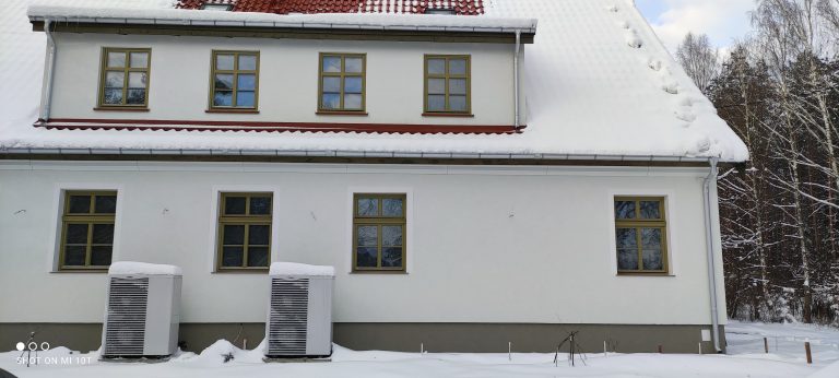 Budynek pensjonatowy w Zielonowie: kaskada powietrznych pompa ciepła, ogrzewanie podłogowe, instalacje wod-kan