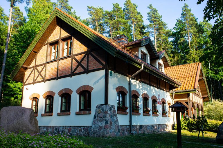 Budynek Edukacyjny w Kudypach: gruntowa pompa ciepła, instalacje grzewcze i wod-kan