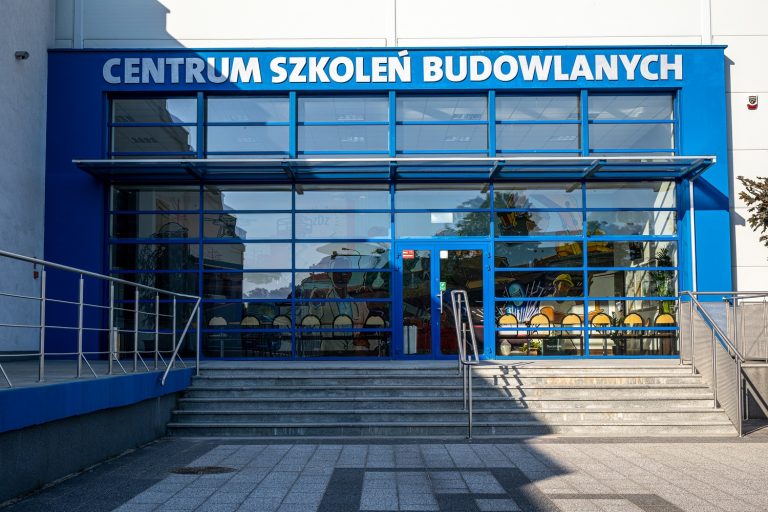 Centrum Szkoleń Budowlanych ZDZ w Olsztynie: kotłownia gazowa, gruntowa pompa ciepła, instalacje sanitarne