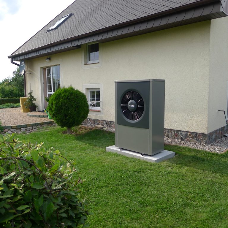 Budynek mieszkalny w Lutrach: powietrzna pompa ciepła, instalacja grzejnikowa