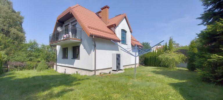 Budynek mieszkalny w Pluskach: powietrzna pompa ciepła, ogrzewanie grzejnikowe, instalacja wod-kan